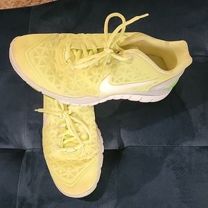 Womens Nike tennis shoes size 7.5
